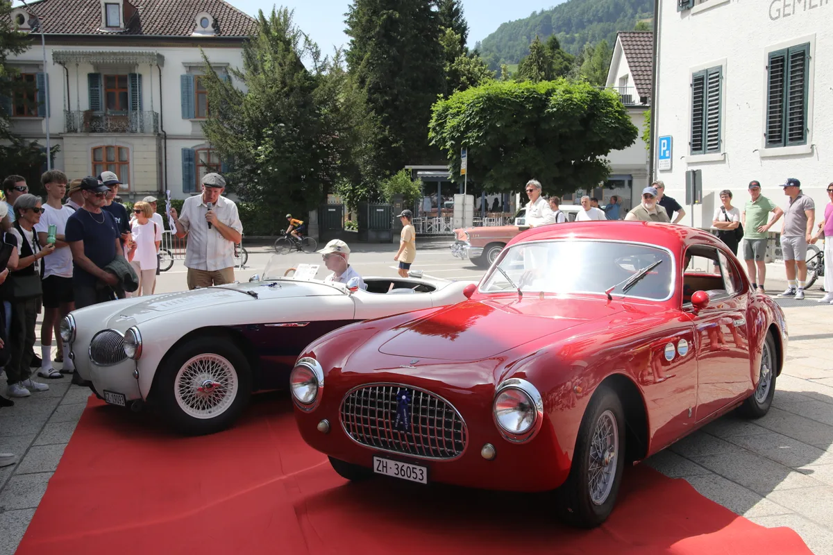 Man sieht diverse Oldtimer an der Veranstaltung «Wald rollt».